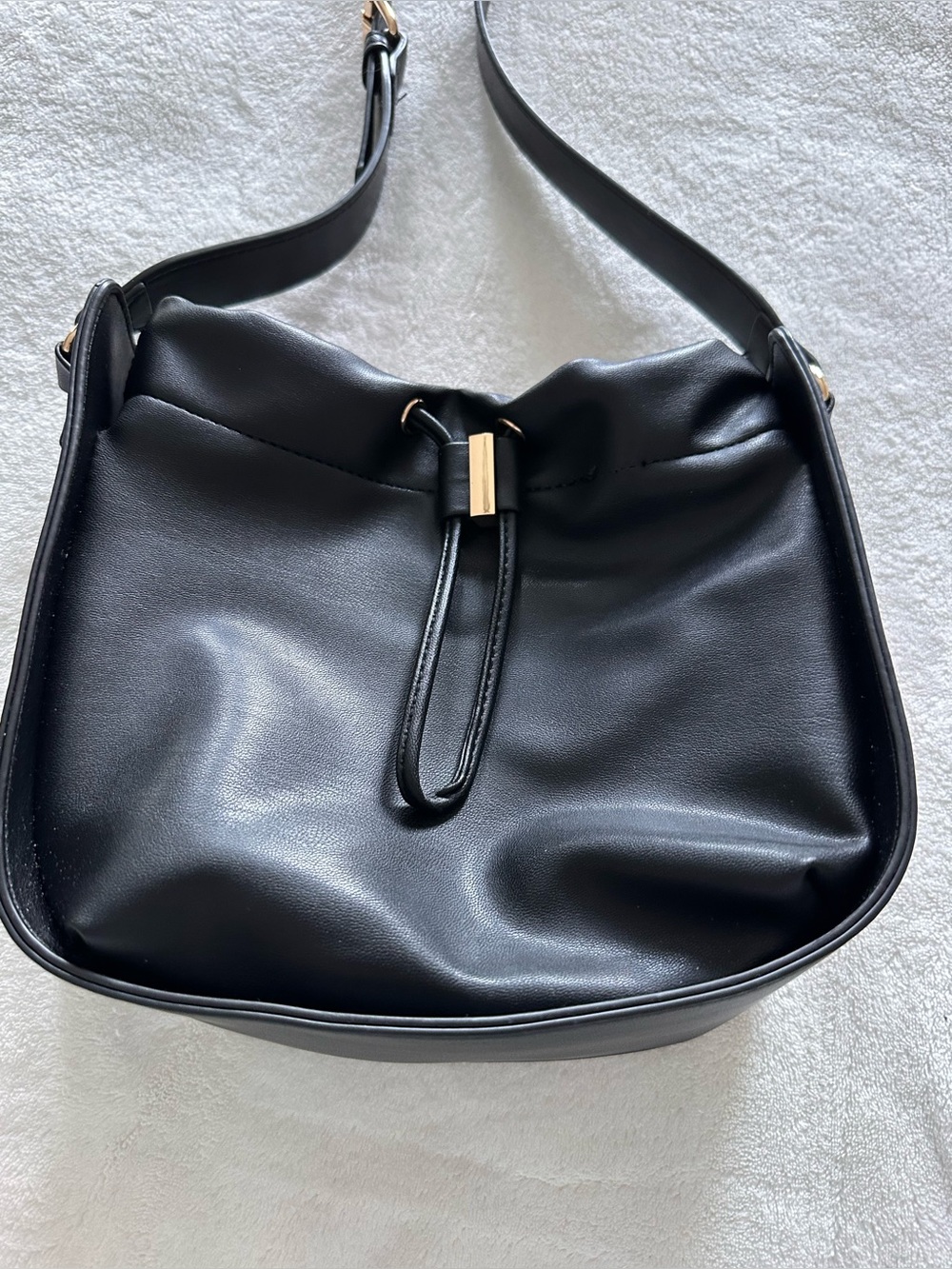 Forever 21 Black Bucket Shoulder Bag / Purse – Gold Hardware – Like New